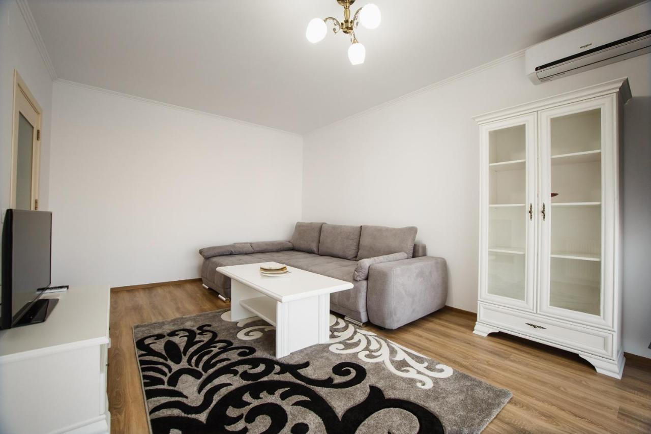 Bright & Elegant Central Apartment Oradea Exterior photo