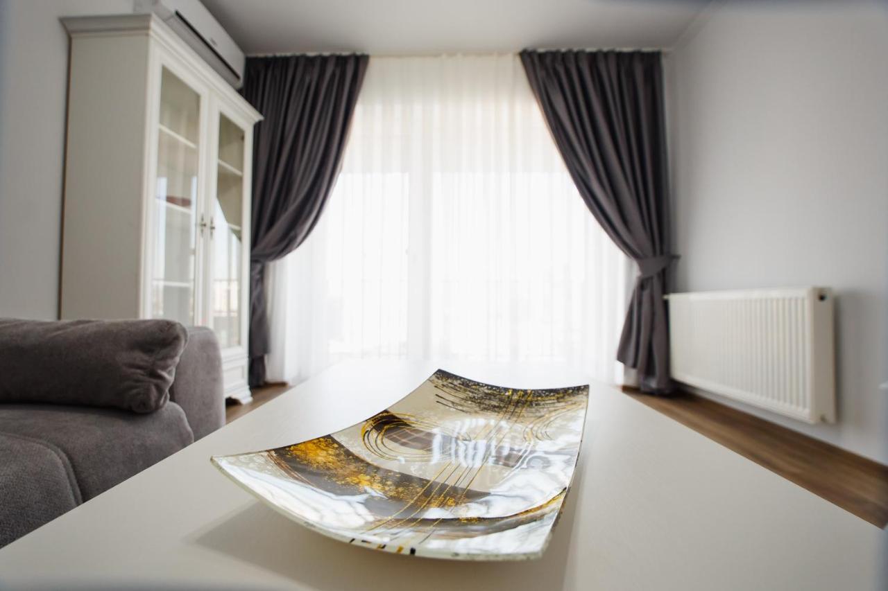 Bright & Elegant Central Apartment Oradea Exterior photo