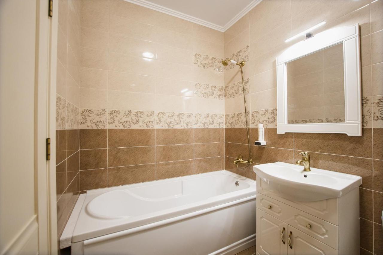 Bright & Elegant Central Apartment Oradea Exterior photo